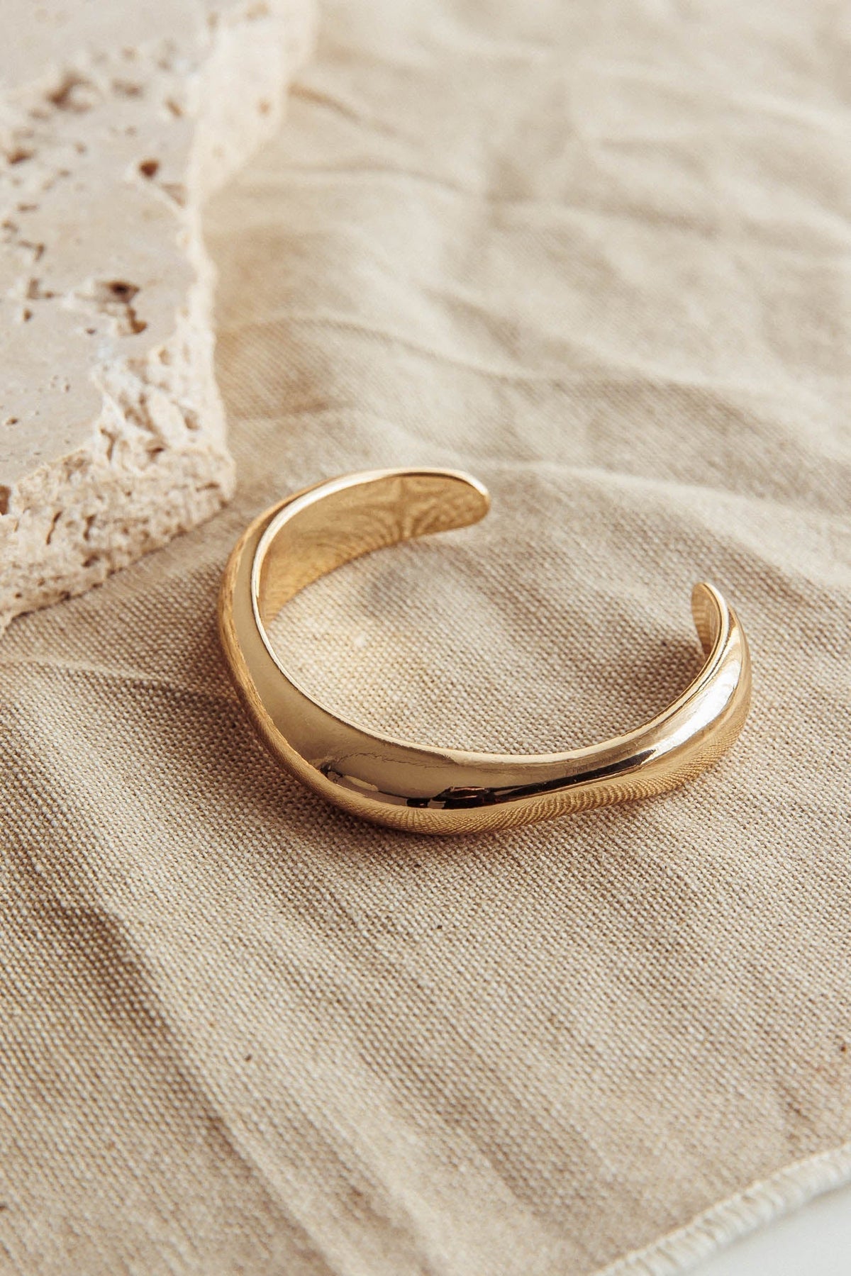Jamaica Curvilinear Cuff Gold